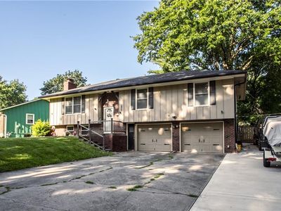 Property at 2407 NW 5th St, Blue Springs, MO