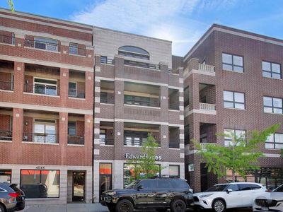 4043 N Damen Ave #4
