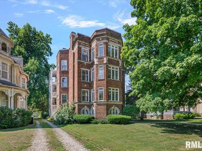 857 W State St APT 4
