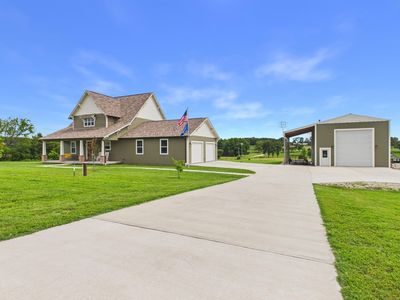 16 Debonair Ct