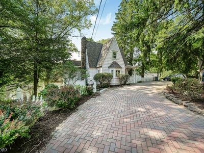 Property at 716 Colonial Rd, Franklin Lakes, NJ