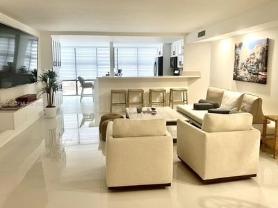 6423 Collins Ave APT 203