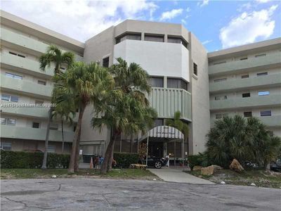 4000 NE 170th St APT 204