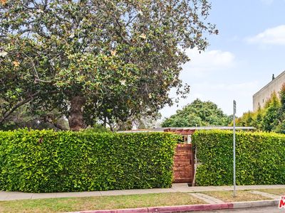 2600 Kelton Ave
