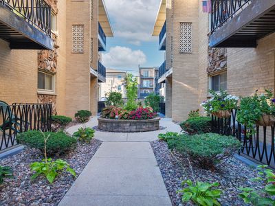 6852 N Northwest Hwy APT 2B