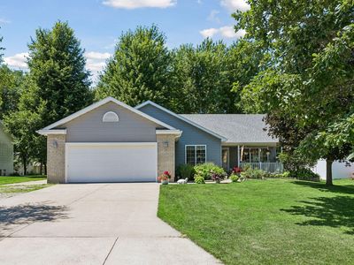 821 Lancer Dr NE