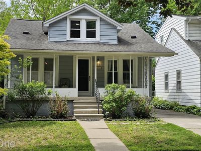 Property at 2073 Roslyn Rd, Grosse Pointe Woods, MI