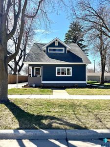 803 E 4th St