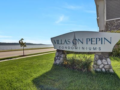 1215 N Lakeshore Dr UNIT 207