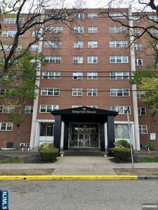 39 E 39th St APT 7-R