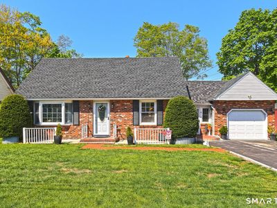 10 Glenmoor Drive