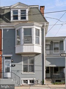 217 E King St