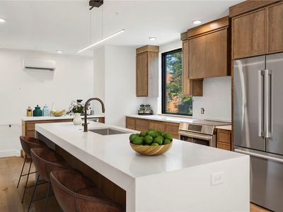 319 SE Market Aly #202