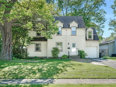 621 Kenmore Ave NE