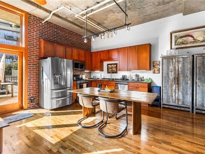 660 Glen Iris Dr NE APT 210