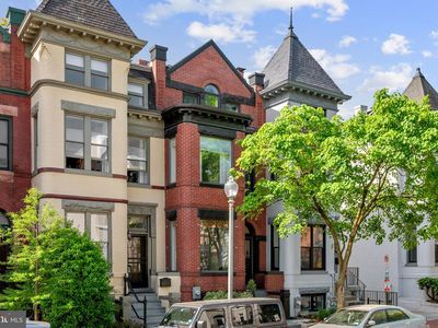 908 Westminster St NW