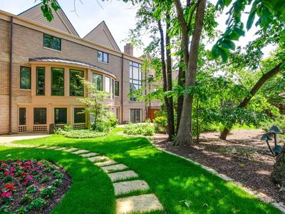1302 Hawthorne Ln Unit 1302