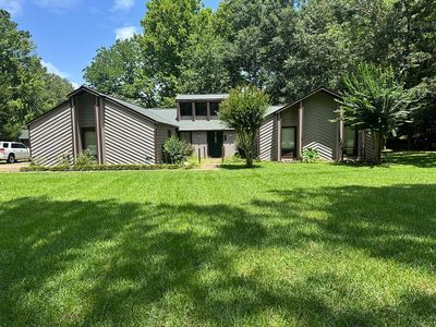2202 Crystal Lake Cir