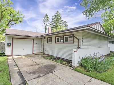 Property at 490 Abbyshire Dr, Berea, OH