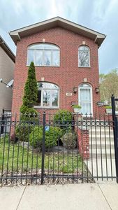 422 W 42nd Pl