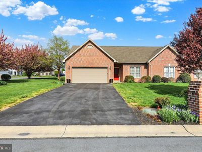 82 Fairfax Ln