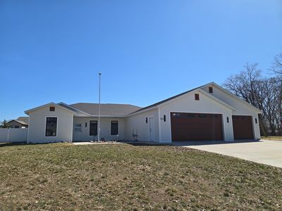 784 Lake Forest Cir