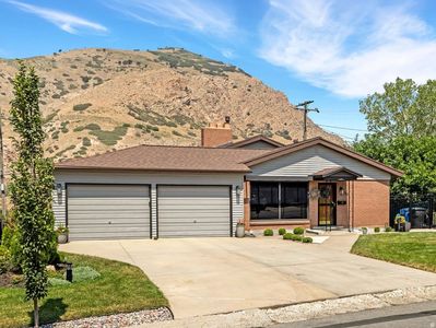 3371 E Larchmont Dr