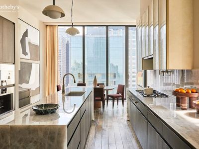 111 W 57th St APT 25