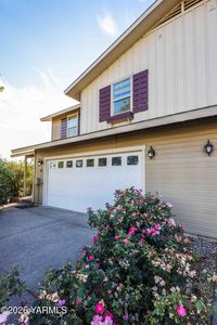Property at 802 Fountain Blvd, Zillah, WA