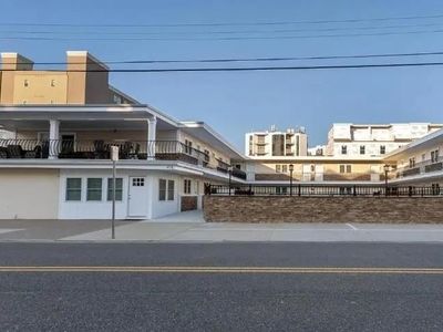 415 E Atlanta Ave #206