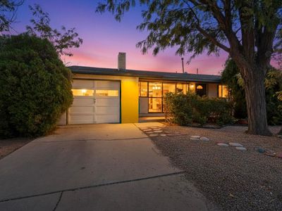 2932 Palomas Dr NE