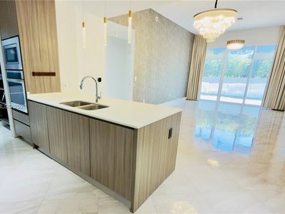 600 NE 27th St APT 604