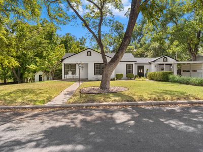 411 W Travis St