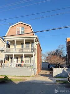 560 Johnstone St
