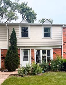 Property at 2062 Essex Ct, Streamwood, IL