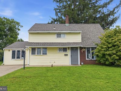 Property at 52 Robin Hill Ln, Levittown, PA