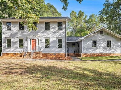 864 Sweet Briar Ln SE