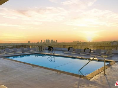 1100 Alta Loma Rd APT 602