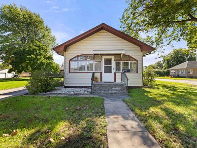 Property at 1002 8th Ave E, Oskaloosa, IA
