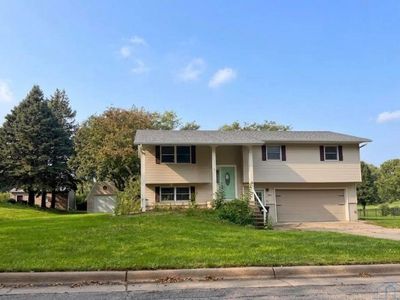 Property at 881 Country Club Dr, Akron, IA