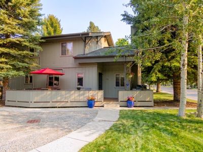 100 Pinewood Ln #100