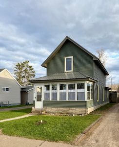 209 3rd St NE