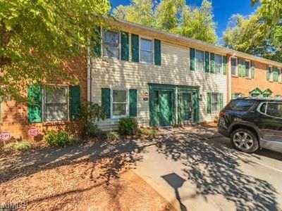 5907 King Charles Ct