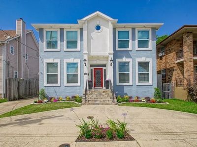 1371 Aviators St