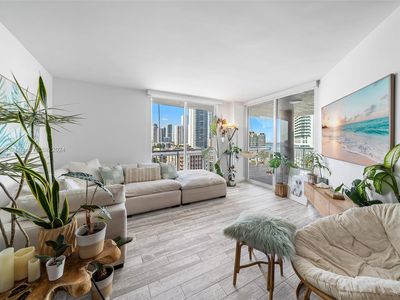 275 NE 18th St APT 1208