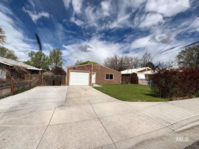 214 8th Ave W