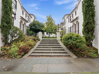 2250 NE Flanders St APT 3