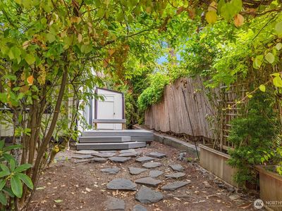 216 Madrona Way NE