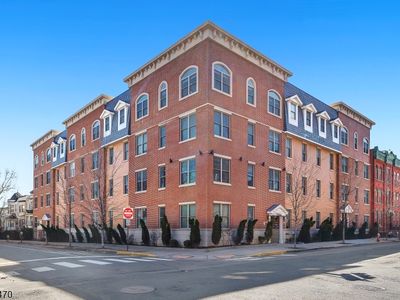 974 Summit Ave #401