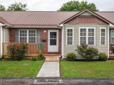 403 E M St #403